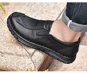 Detailopname van zwarte leren loafer met decoratieve stiksels en dikke zool
