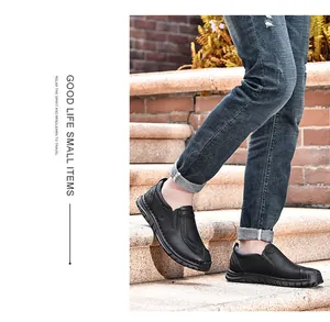 Lifestyle-weergave van luxe zwarte leren loafers voor heren op stenen treden buiten