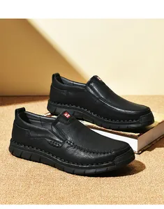 Detailansicht handgenähter Slipper für Herren aus schwarzem Leder mit weicher Sohle