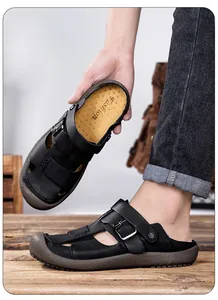 Détail de sandales d'extérieur noires pour hommes avec semelle épaisse antidérapante.