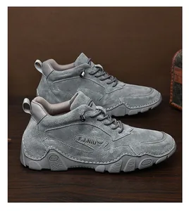 Dettaglio di scarpe casual mid-top in pelle scamosciata grigia con suola in gomma