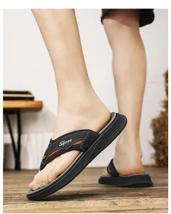 Detailansicht der Herren Flip-Flops mit dicker Sohle auf einem rustikalem Holzboden