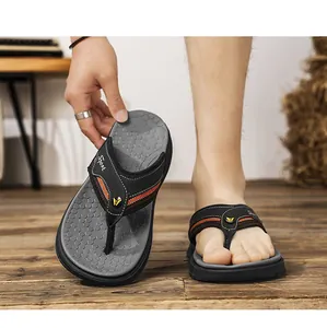 Detailansicht der sportlichen Herren-Flip-Flops mit dicker Sohle und Waben-Fußbett