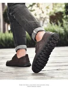 Detailopname van de robuuste zool van deze bruine casual leren herenschoenen voor buiten.