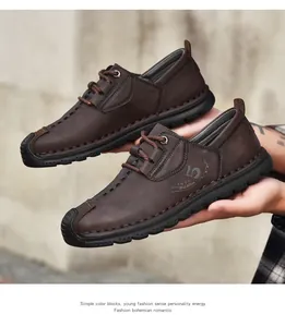Gedetailleerd zicht op bruine leren veterschoenen voor heren met modieus logo