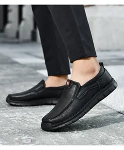 Detailansicht der bequemen schwarzen Herren-Slipper aus Leder mit handgefertigten Nähten