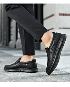 Detailansicht der schwarzen Herren-Leder-Loafer mit hochwertigen handgefertigten Nähten