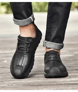 Detailweergave van zwarte heren vrijetijdsschoenen van leer met vetersluiting buiten.