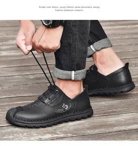 Gedetailleerde close-up van zwarte leren casual herenschoenen op houten terras