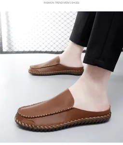 Detailansicht der braunen Herren-Leder-Mules mit klassischen handgenähten Details
