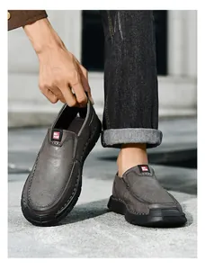 Detail der lässigen Herren-Slipper aus Leder mit Handnaht und weichem Obermaterial.
