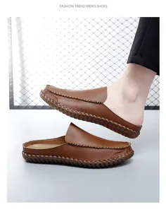 Detailansicht brauner Herren-Pantoletten aus Leder mit Ziernähten.