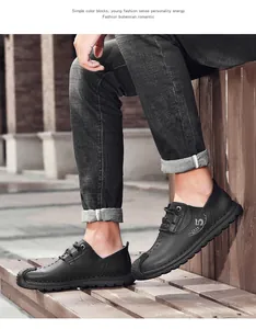 Detailopname van zwarte leren herenschoenen op een houten bankje buiten