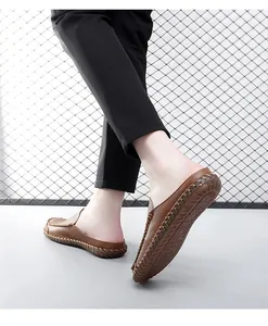 Detailansicht der braunen Leder-Pantoletten für Herren mit handgenähten Details.
