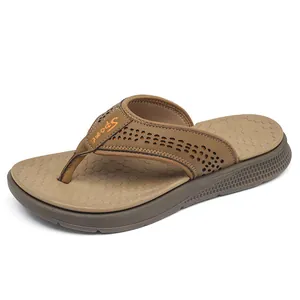Herren Flip-Flops in Khaki mit dicker rutschfester Sohle für Strand und Sommer im Freien.