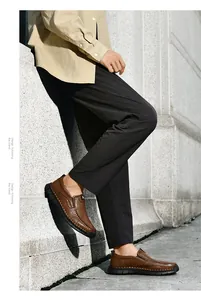 Detailansicht brauner Herren-Slipper aus weichem Leder mit handgenähten Details
