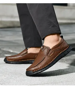 Detailansicht brauner Herren-Slipper aus weichem Leder mit handgenähten Details für Alltag