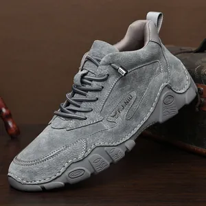 Scarponcini Martin da uomo in camoscio grigio con suola in gomma antiscivolo