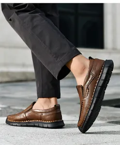 Handgenähte braune Leder-Loafer für Herren mit sehr weicher Sohle in Gehposition.