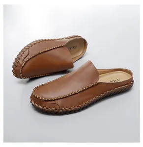 Detailansicht brauner Herren-Slipper aus Leder mit handgenähten geflochtenen Kanten