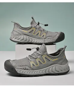 Primo piano del mesh traspirante e della coulisse sulle scarpe outdoor grigie.