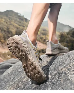 Dettaglio della suola antiscivolo e del mesh traspirante per scarpe da trekking da uomo