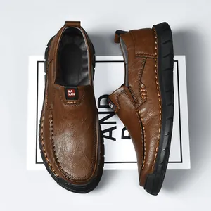 Handgenähte Herren-Freizeitschuhe aus Leder mit weicher Sohle und Slip-on-Design.