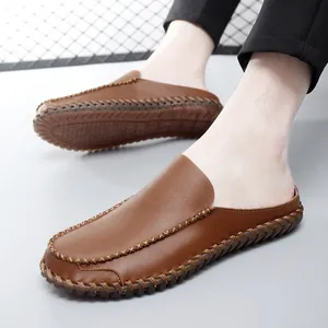 Elegante braune Herren-Lederpantoletten mit handgenähten Details für den Sommer