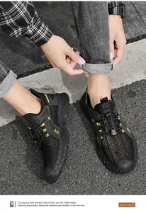Detailopname van ademende zwarte mesh sportschoenen voor heren met zachte antislipzool