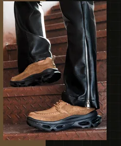 Gros plan de chaussures Derby à plateforme en cuir véritable pour hommes avec semelle épaisse