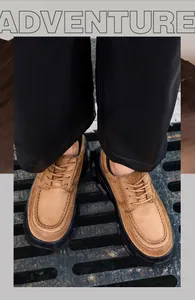 Gros plan de chaussures Derby épaisses en cuir beige pour hommes avec semelles noires.
