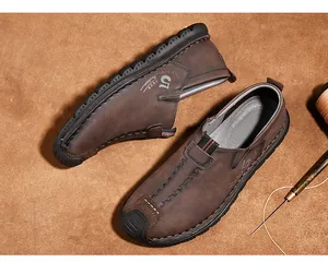 Primo piano di mocassini da uomo in pelle marrone con cuciture artigianali e suole morbide
