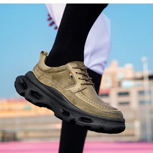 Gros plan de chaussures Derby décontractées pour hommes en cuir à semelle épaisse.