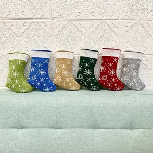 Assortiment gebreide kerstsokken met sneeuwvlokpatronen voor feestelijke decoratie