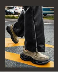 Détail rapproché de chaussures homme à semelle épaisse compensée en vert olive