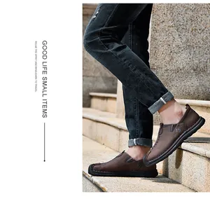 Dettaglio di scarpe casual da uomo in pelle marrone su gradini di pietra esterni