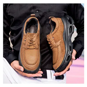 Vue détaillée de chaussures Derby en cuir marron pour hommes avec semelles compensées noires.