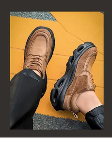 Vue détaillée des chaussures Derby en cuir marron avec semelles compensées noires épaisses.