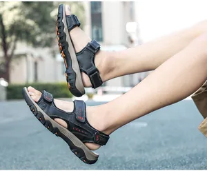 Détail de sandales d'extérieur pour hommes en cuir noir respirant avec semelle crantée