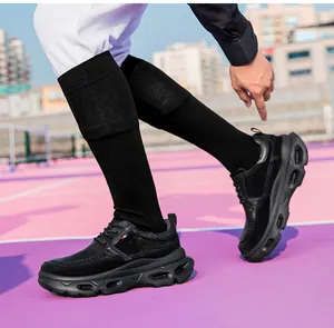 Vue détaillée de chaussures Derby compensées en cuir véritable noir pour homme dehors