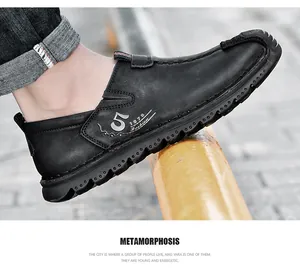 Vista laterale ravvicinata di scarpe slip-on in pelle nera da uomo per il tempo libero