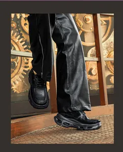 Détail de chaussures Derby en cuir noir pour hommes avec semelles épaisses en style industriel
