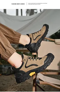 Gros plan de chaussures de randonnée robustes pour hommes dans un cadre de camping pro