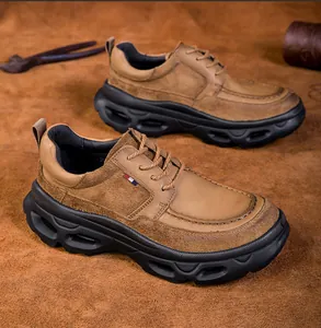 Vue détaillée de chaussures Derby en cuir véritable marron avec semelles noires compensées.