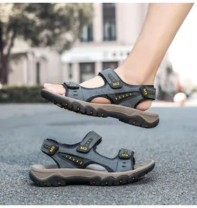 Détail de sandales d'extérieur en cuir gris pour hommes avec design respirant et semelle antidérapante