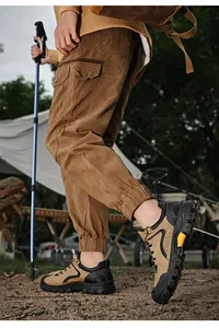 Gros plan de chaussures de randonnée tactiques basses portées en plein air au camping
