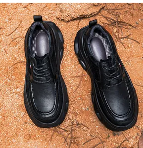 Vue de dessus de chaussures Derby en cuir de vachette noir avec semelles plateforme.