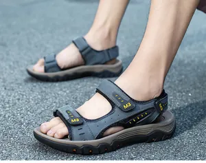 Détail de sandales d'extérieur respirantes pour hommes avec semelle antidérapante et logo M3