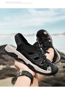 Vue latérale de sandales de plage noires pour hommes avec maille et semelle antidérapante