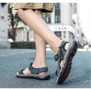 Sandales d'extérieur en cuir gris pour hommes avec semelles antidérapantes.